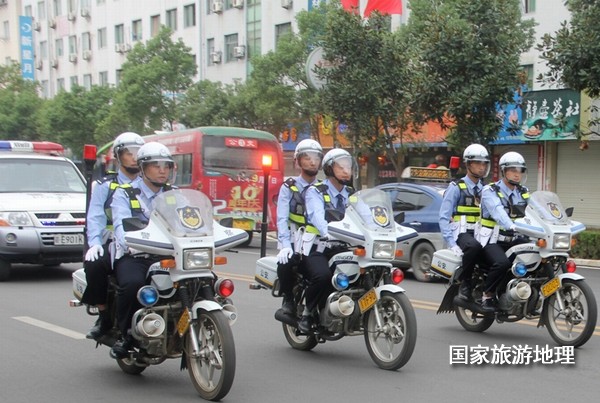 江西婺源：摩托騎警服務(wù)“最美鄉(xiāng)村”（