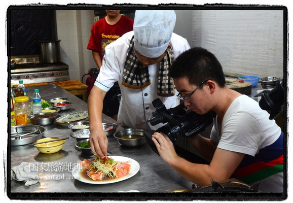 此次攝制組通過拍攝婺源代表名菜糊豆腐、粉蒸肉、荷包紅魚、賽鵝頸及地方小吃清明果、灰汁果、糯米子糕等來詮釋婺源美食經(jīng)典，展示婺源食文化，打造獨屬婺源的美食符號。