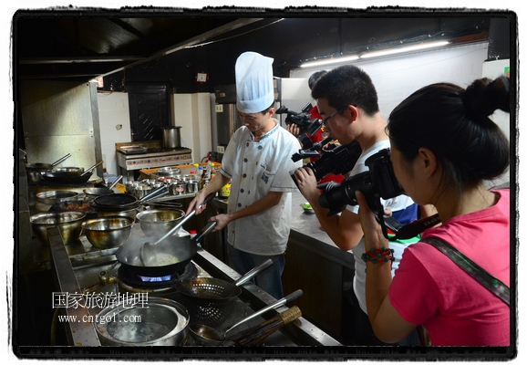 此次攝制組通過拍攝婺源代表名菜糊豆腐、粉蒸肉、荷包紅魚、賽鵝頸及地方小吃清明果、灰汁果、糯米子糕等來詮釋婺源美食經(jīng)典，展示婺源食文化，打造獨屬婺源的美食符號。