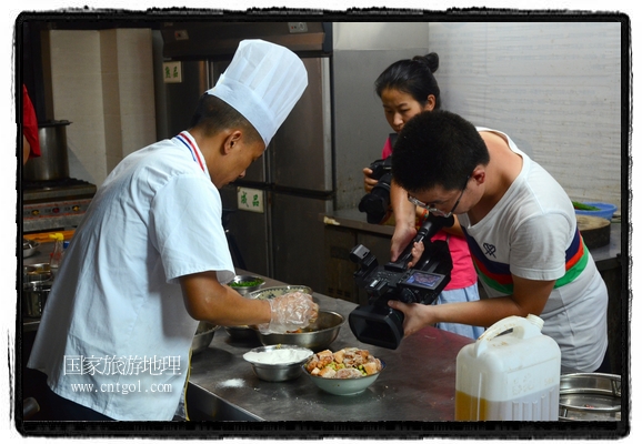 此次攝制組通過拍攝婺源代表名菜糊豆腐、粉蒸肉、荷包紅魚、賽鵝頸及地方小吃清明果、灰汁果、糯米子糕等來詮釋婺源美食經(jīng)典，展示婺源食文化，打造獨屬婺源的美食符號。