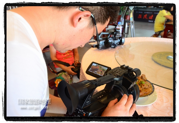 此次攝制組通過拍攝婺源代表名菜糊豆腐、粉蒸肉、荷包紅魚、賽鵝頸及地方小吃清明果、灰汁果、糯米子糕等來詮釋婺源美食經(jīng)典，展示婺源食文化，打造獨屬婺源的美食符號。