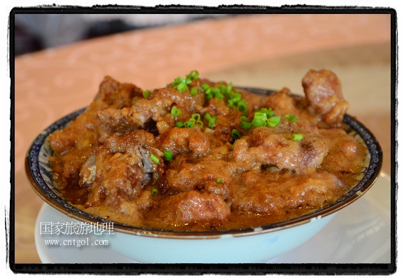 此次攝制組通過拍攝婺源代表名菜糊豆腐、粉蒸肉、荷包紅魚、賽鵝頸及地方小吃清明果、灰汁果、糯米子糕等來詮釋婺源美食經(jīng)典，展示婺源食文化，打造獨屬婺源的美食符號。