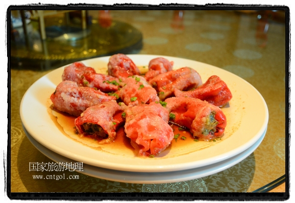 此次攝制組通過拍攝婺源代表名菜糊豆腐、粉蒸肉、荷包紅魚、賽鵝頸及地方小吃清明果、灰汁果、糯米子糕等來詮釋婺源美食經(jīng)典，展示婺源食文化，打造獨屬婺源的美食符號。