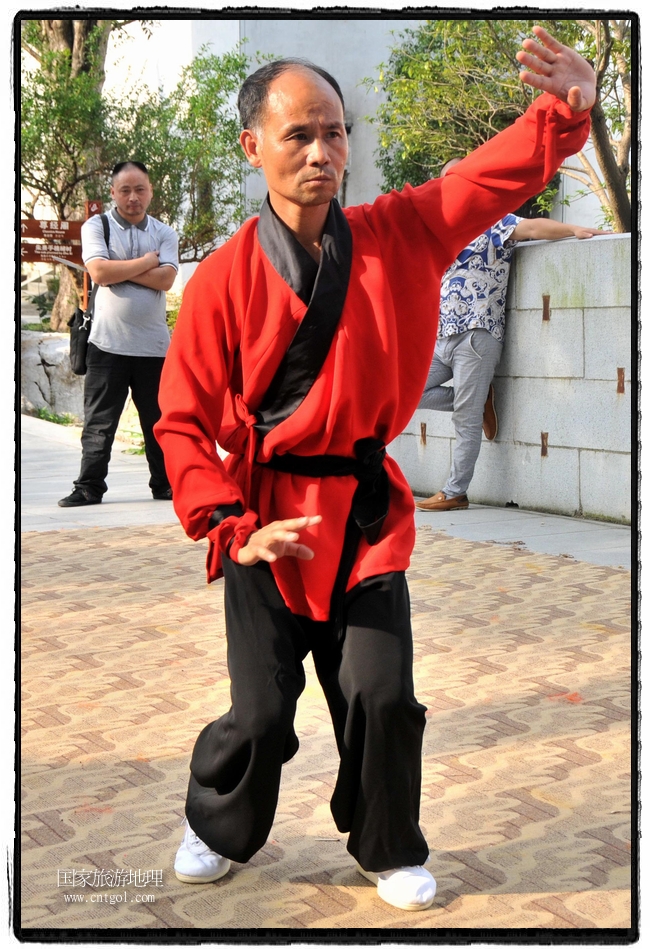 6月20日，小朋友們和中國(guó)武術(shù)愛好者們?cè)诮魇℃脑纯h熹園景區(qū)表演中國(guó)傳統(tǒng)的中國(guó)武術(shù)功夫，吸引許多游人前來駐足觀看。當(dāng)日是中國(guó)傳統(tǒng)的端午節(jié)，江西省婺源縣的中國(guó)武術(shù)愛好者們通過表演中國(guó)武術(shù)功夫，打太極，表演了少林棍、硬氣功、自選拳等少林寺功夫，讓孩子們從小學(xué)習(xí)中國(guó)武術(shù)，傳承中國(guó)武德，感受先人過端午的氛圍。