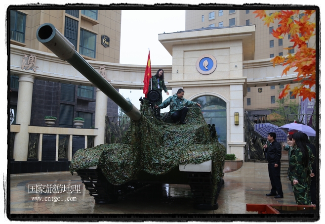 小區(qū)突然出現(xiàn)“飛機(jī)坦克”，其中殲15艦載戰(zhàn)斗機(jī)一架、99式主戰(zhàn)坦克一輛、武直-10武裝直升機(jī)一架，吸引了眾多市民雨中圍觀、合影。