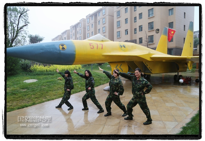 小區(qū)突然出現(xiàn)“飛機(jī)坦克”，其中殲15艦載戰(zhàn)斗機(jī)一架、99式主戰(zhàn)坦克一輛、武直-10武裝直升機(jī)一架，吸引了眾多市民雨中圍觀、合影。