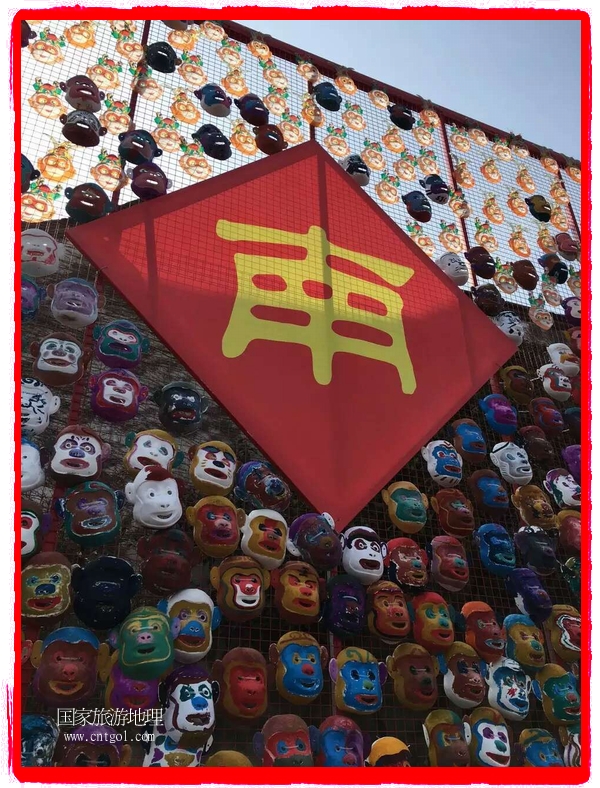 中國(guó)規(guī)模最大的猴面具彩繪在南潯古鎮(zhèn)展示。猴子真是今年最紅的動(dòng)物。 