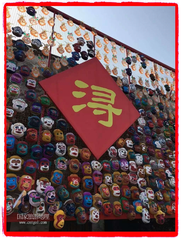 中國(guó)規(guī)模最大的猴面具彩繪在南潯古鎮(zhèn)展示。猴子真是今年最紅的動(dòng)物。 