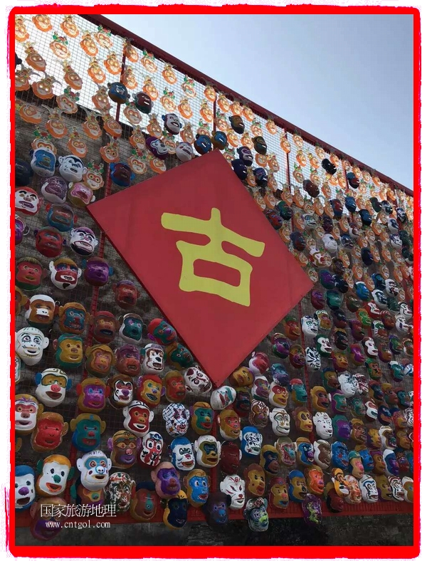 中國(guó)規(guī)模最大的猴面具彩繪在南潯古鎮(zhèn)展示。猴子真是今年最紅的動(dòng)物。 