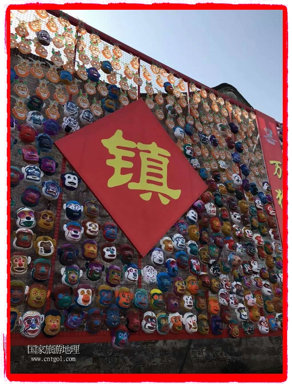 中國(guó)規(guī)模最大的猴面具彩繪在南潯古鎮(zhèn)展示。猴子真是今年最紅的動(dòng)物。 