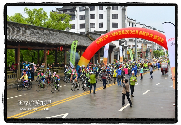 來(lái)自江西、安徽、浙江、福建等省市近千名選手參加了比賽，婺源賽道沿途的秀美風(fēng)光和徽派古村落，給參賽選手留下美好的印象。